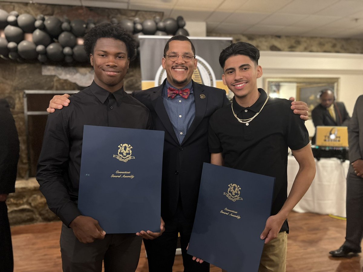 JohnRamosII2's tweet photo. So proud of @TheodoreLanham and Danny Grijalva for earning $4,000 each in scholarships. We are thankful to the Zeta Phi Lambda Chapter of Alpha Phi Alpha Fraternity, Inc. for their continued support! @CoachTy1906 @drkgraf @SPS_CT @SPSDIESEL @BunnellBulldogs https://t.co/pOwEvxEIld
