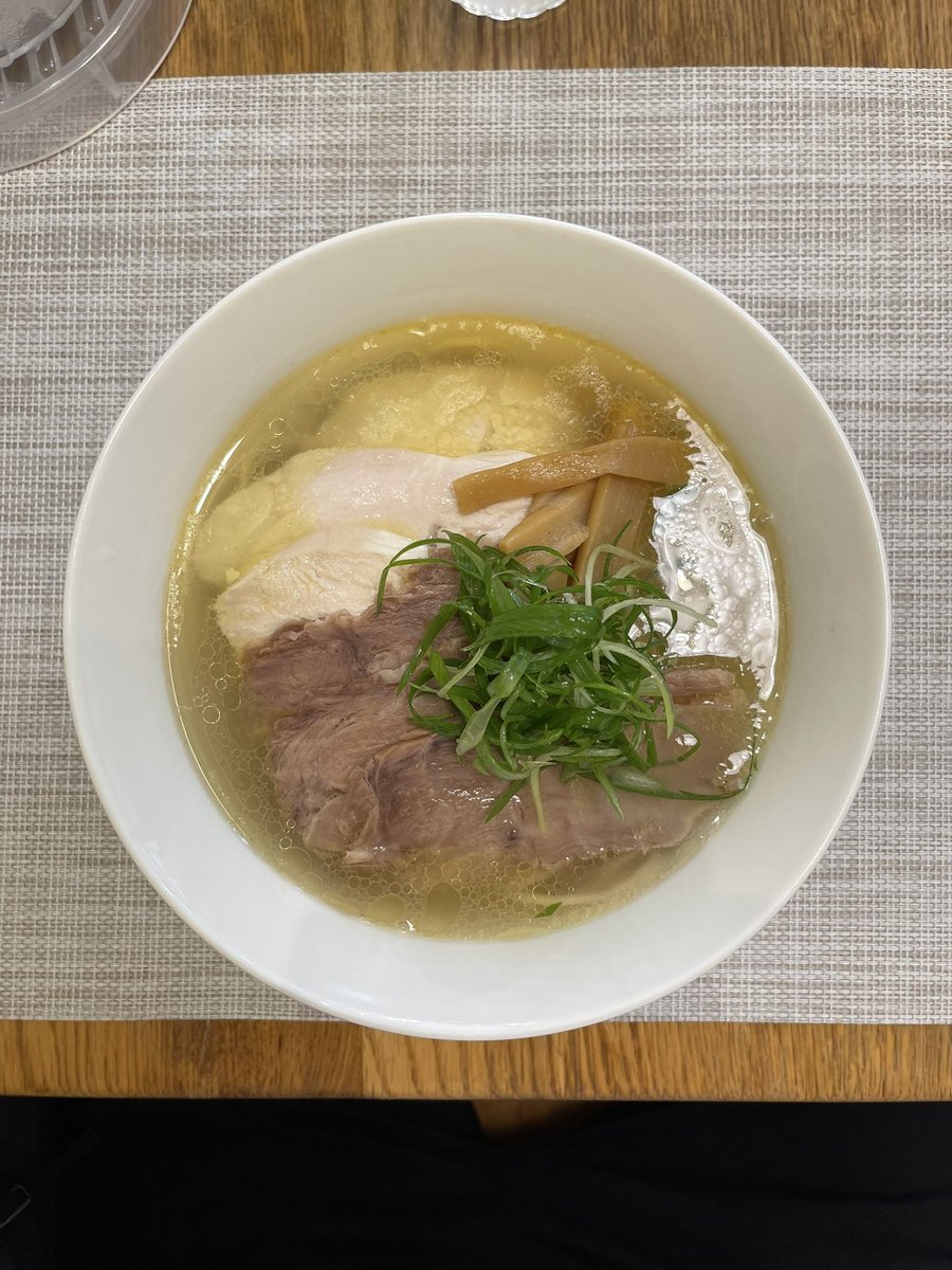 #京都大好きおじさん です。
久々の投稿です。というのも、投稿を意識して外食していたら服が着れないほどの体型変化に悩まされておりました。
そんな中、環七沿に新しいラーメン屋がOpen。コクのあるスープに、パツンとした麺は久々のヒットでした。