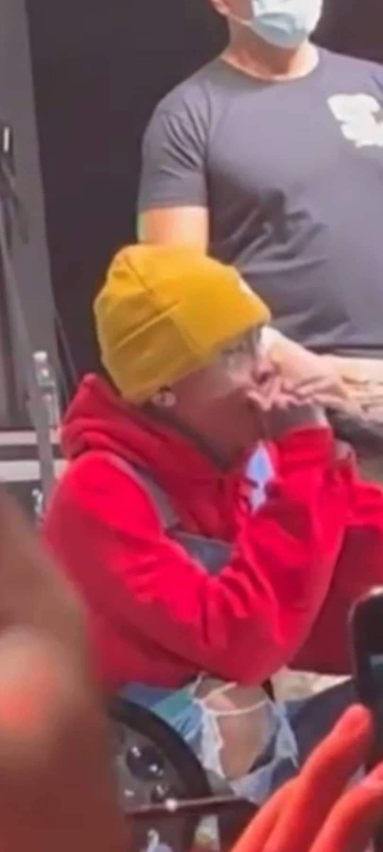 masterchiiiee's tweet photo. may sumasadboi manipulative sa crowd habang kumakanta ng zebbiana uror wag kame nilay nilay na unti unti ng nagpapakilala si karma sayo angas ka diba🤨 https://t.co/T8TiACDwly