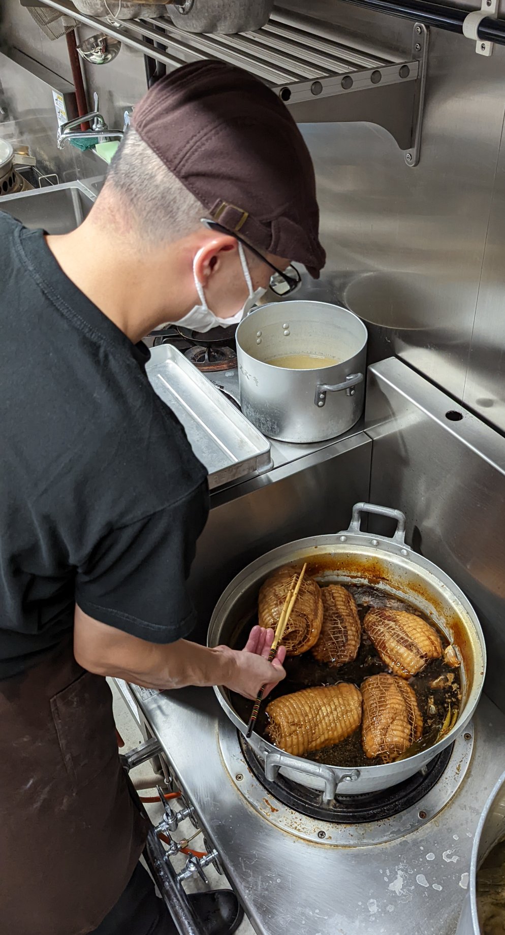 らーめんぶん治 4月9日オープン 何でも手作り店長 毎日チャーシューも仕込みます 叉焼 って 焼かなくてもいいんです 店長によると 中華料理の 焼 シュー は火を通すって意味らしいです だってシュウマイだって 焼売だけど 焼かないでしょ