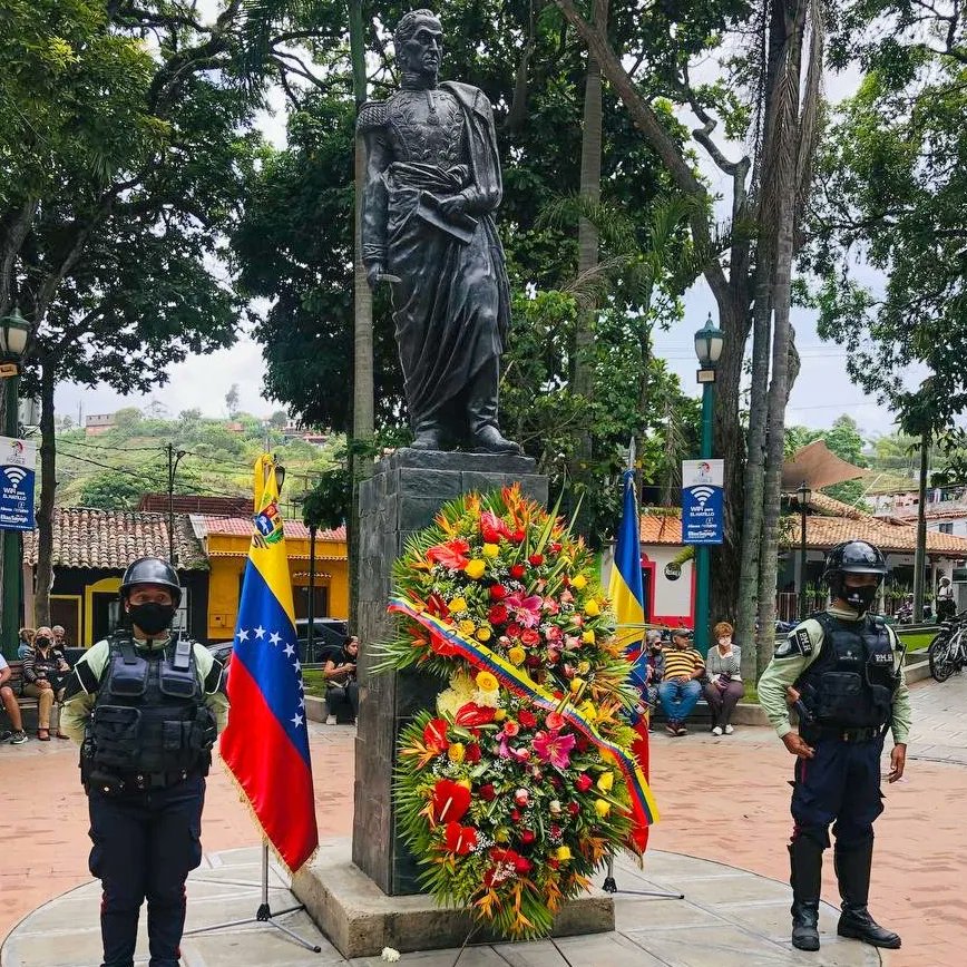 BasuraHatillo's tweet photo. @eliasayegh: Rendimos honores al Padre de la Patria, Libertador Simón Bolívar en el marco del ducentésimo trigésimo octavo aniversario del Pueblo #ElHatillo238. #ElHatilloPuebloDeTradicion https://t.co/lcBcCr8Uts