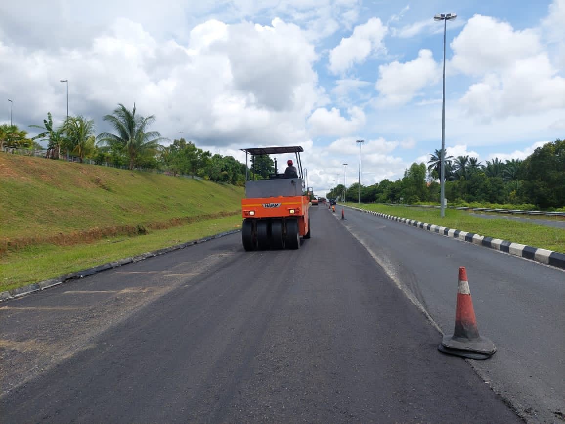THBM_HQ's tweet photo. 11062022 - di @JKRKBB 

FT 3053 E. Perdana
sek 0.00 - 0.80

#BerkalaPavemen #Fasa2

Team BP #THBMKedah #KulimBandarBaharu laksana kerja ini di sini

- partial reconstruction

kemajuan : 80.00 %

📸 suasana kerja

#THBMHQ
#InfraKeluargaMalaysia https://t.co/ZyERZoeOGJ