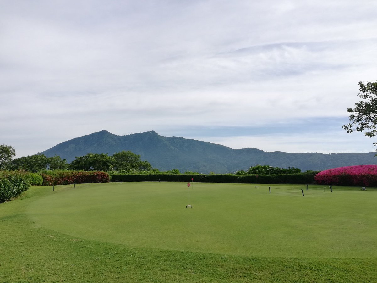 tkcc_jp's tweet photo. 現在 晴れて薄っすらと富士山🗻が見えます。気温は18 ℃で、最高気温23℃と暑くなりそうです！
グリーンスピード8.6フィート！ #ゴルフ #ゴルフ練習 #ゴルフ好きと繋がり #100切り #ゴルフ練習 #ゴルフ女子 https://t.co/BRhdE6IDLj