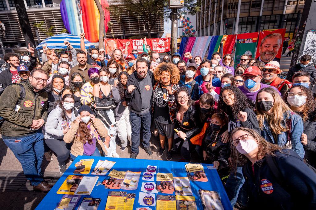 J_LIVRES's tweet photo. Coletivos divulgam a esperança com @GuilhermeBoulos, @mtst , @EdianeMariaMTST #RevoluçãoSolidáriaSP com Lula @LulaOficial nesta tarde na av. paulista! https://t.co/GYZ1eGdEQf