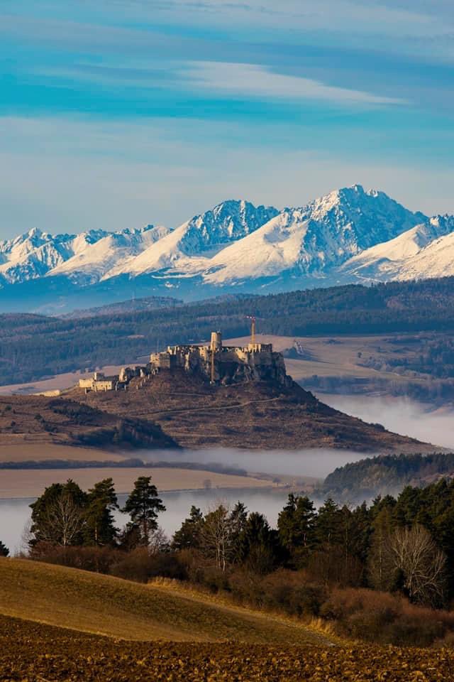 ConsultSlovak's tweet photo. #SlovakSunday Sharing this amazing photo from my very own diverse region of #Slovakia #Spiš thanks to Úžasné Slovensko - Wonderful Slovakia 🇸🇰 #Spišskýhrad Are you planning to visit Slovakia? Would you like to #learnSlovak then you’re in the right place! consult.slovak@gmail.com https://t.co/vnf1apipyO