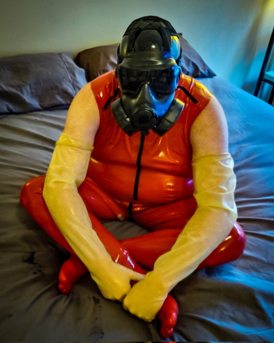 DevicesAdvanced's tweet photo. @BelgianLatex @LatexJess @ThatOneTuxmew @RubberEpitome @latexnchillax @BourneLatex Haven't done the #LATEXSERIES in a while, might as well jump back in!

Featuring my new Avon M50 gas mask.

(Medium effort (at best) post, but, whatever, it's got color!) https://t.co/rSHCwRE3RQ