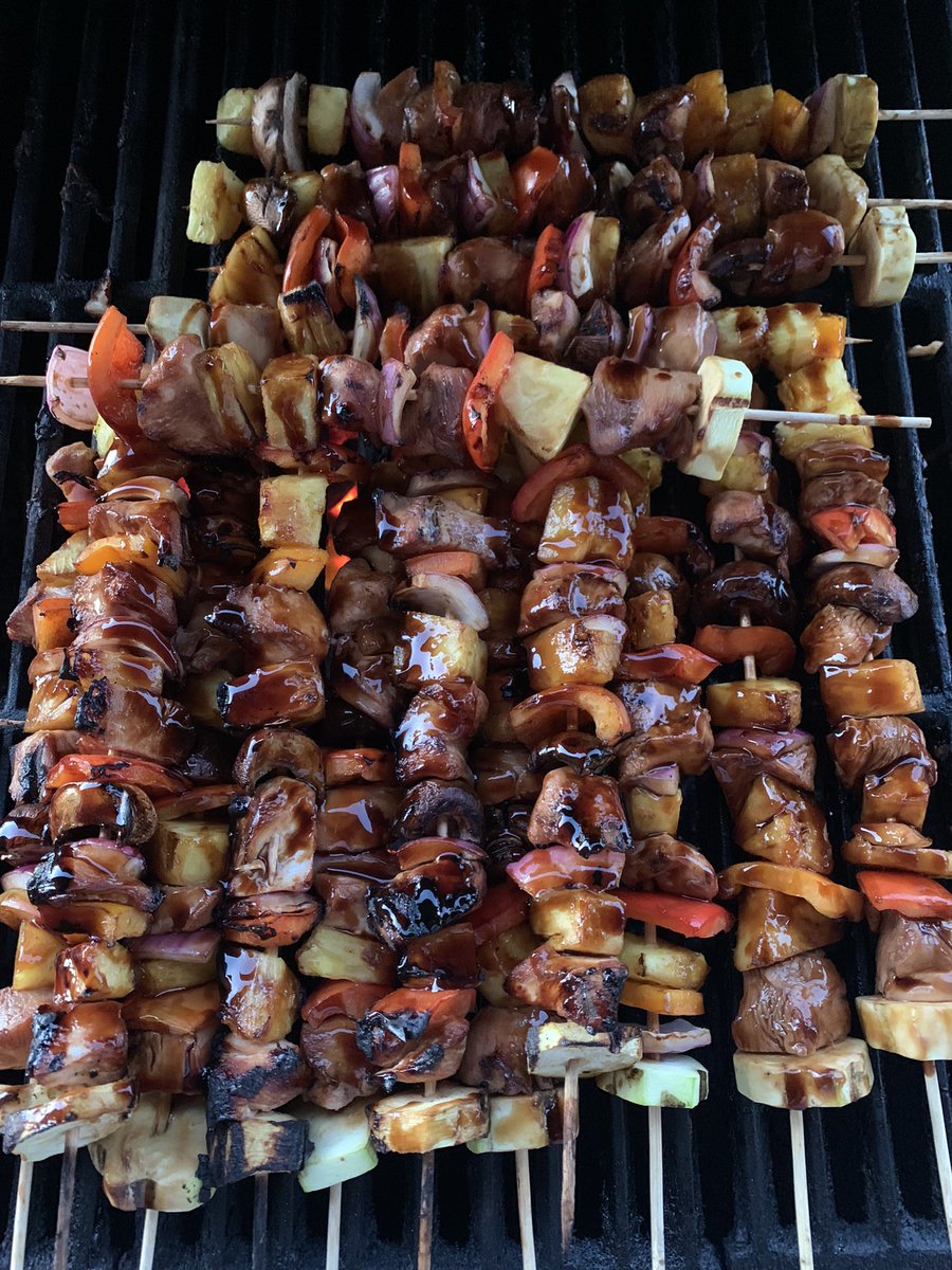 CaperOne's tweet photo. Wouldn’t be right to let the weekend pass by without posting my grill skills #Kabobs #GrillLife #Grillin #ChefCAPER https://t.co/g8YI4BJcq3