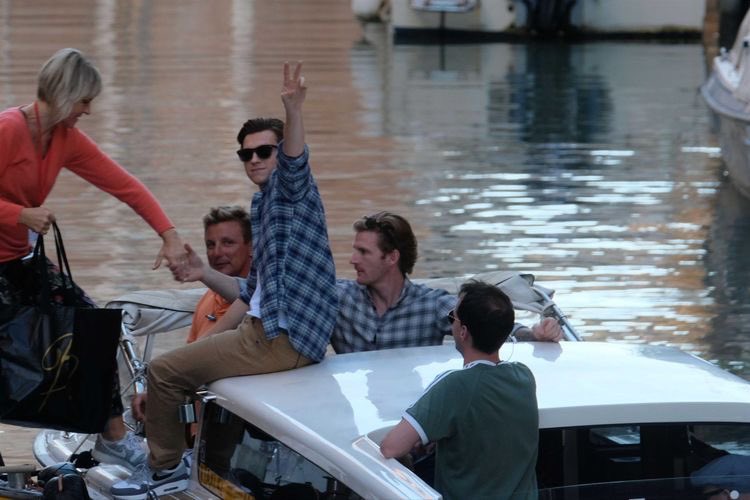 parkersarchive's tweet photo. Tom Holland filming Spider-man: Far From Home https://t.co/tDVtmXECO2
