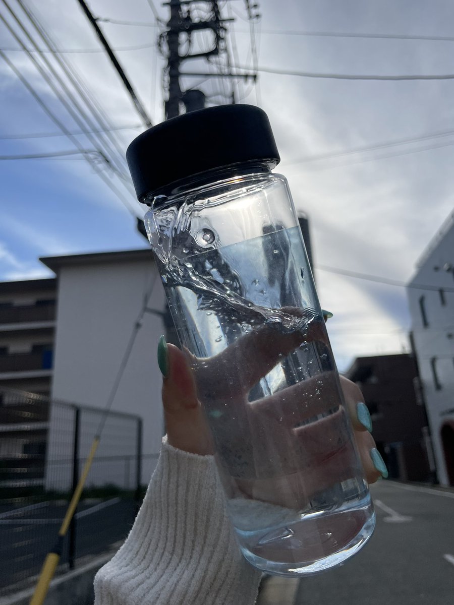 mun2akn's tweet photo. ハルカトミユキ『初夏の候』でゲットしたボトルは、ちゃんとトレーニング用に😌
おみずの入ったボトルは初夏🌻感満載で個人的にとっても好きです

@harukatomiyuki @jyuririri @harukatomiyukiO https://t.co/vfpMpgYfNj