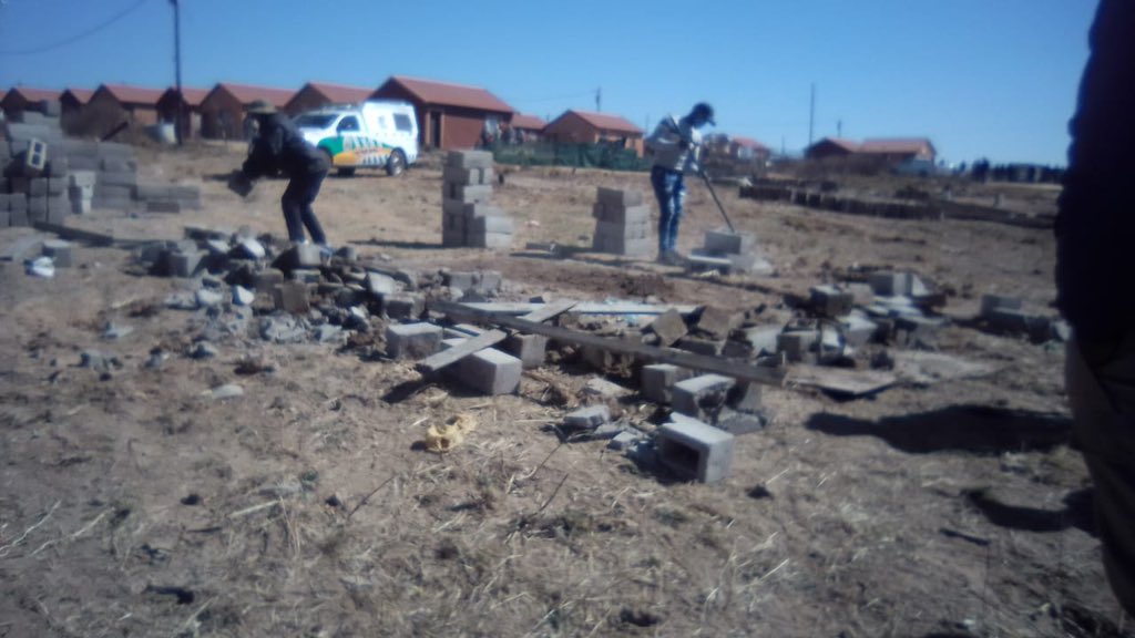 andi1252's tweet photo. @ArchieBhele @CityTshwane @mmcandreleroux @AbelTau1 @tshwane_mayor  were these people removed or has infrastructure for them been arranged so that they can have their electricity and to stop illegal connections at Lotus Gardens that are causing these power outages https://t.co/blEYnJIudh
