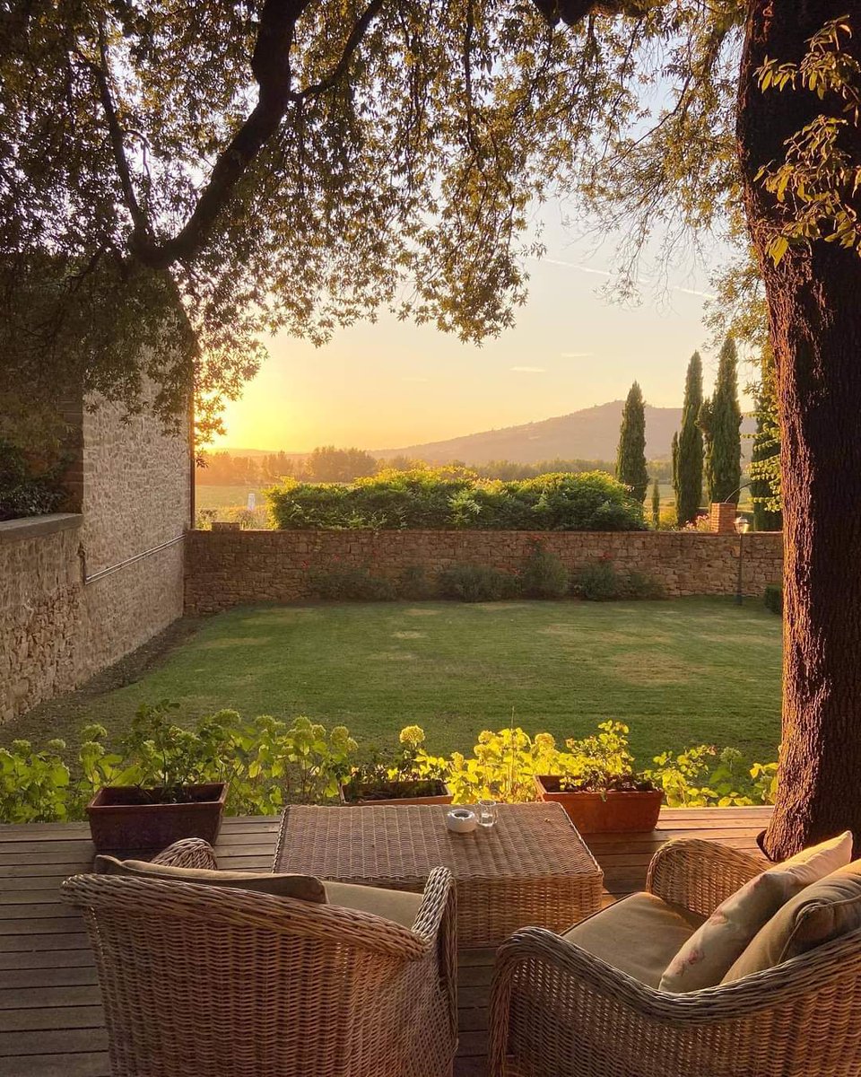 seemo94's tweet image. نصيحة: تعامل مع حوائج الناس على أنها حظوظ تُساق إليك! إذا أردت أن يُيسّر الله عليك في شؤونك فيسّر على غيرك ، إذا أردت أن يفرّج الله عنك ففرّج عن غيرك، و إذا أردت أن يسترك الله فاستر على غيرك ، إذا أردت أن يوسّع الله عليك في الرزق فوسّع على غيرك ما استطعت إلى ذلك سبيلًا.