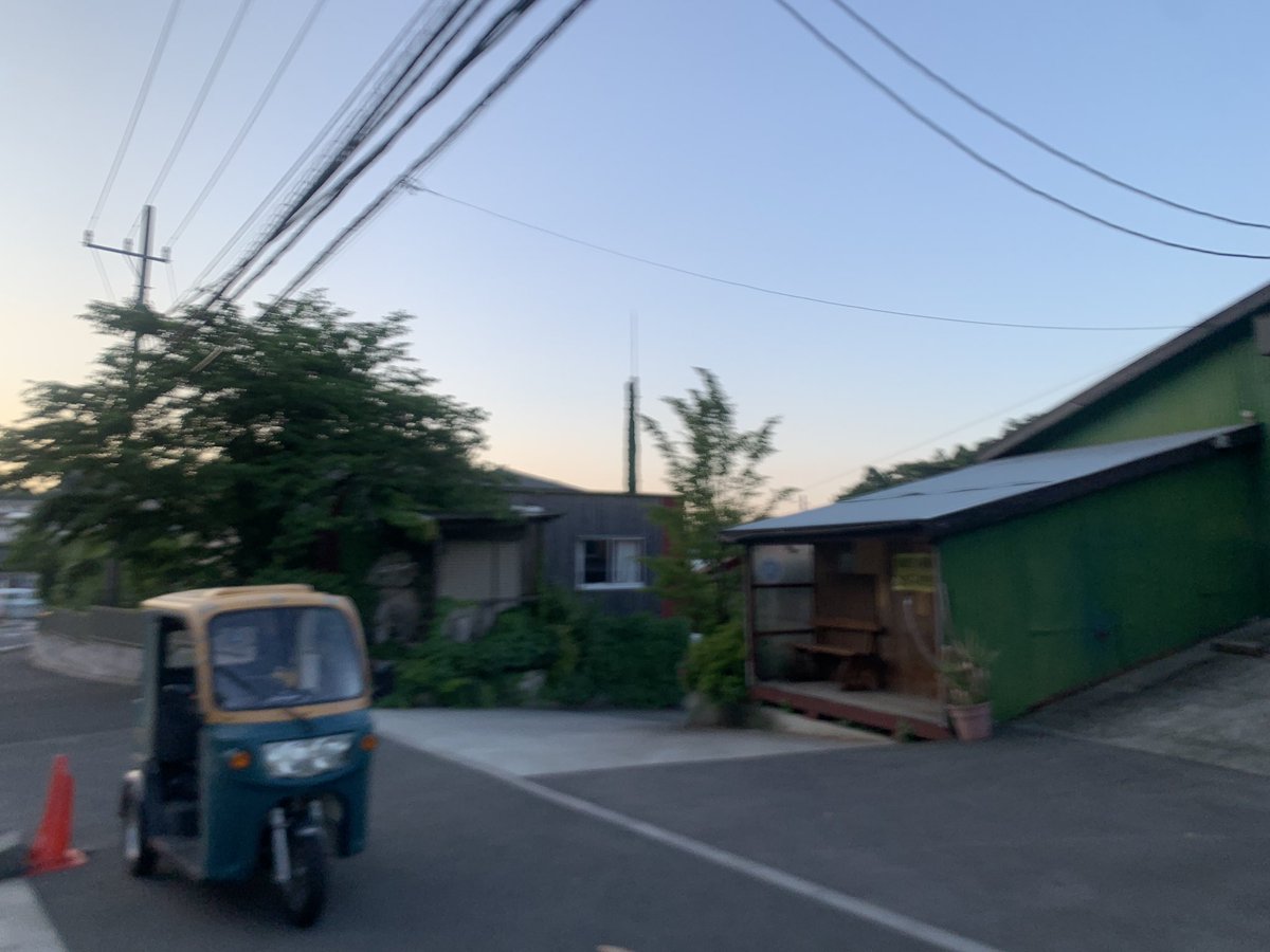 dangaizeppekide's tweet photo. 厚木市にてブレブレの愛車をパシャリ(୨୧ ❛ᴗ❛)✧
いいかんじの倉庫❓に40%くらいの夕日🌇
#aliveprus #APtrikes125 #神奈川県厚木市 https://t.co/DYApsoIOvm