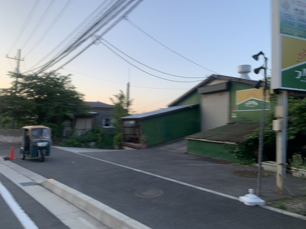 dangaizeppekide's tweet photo. 厚木市にてブレブレの愛車をパシャリ(୨୧ ❛ᴗ❛)✧
いいかんじの倉庫❓に40%くらいの夕日🌇
#aliveprus #APtrikes125 #神奈川県厚木市 https://t.co/DYApsoIOvm