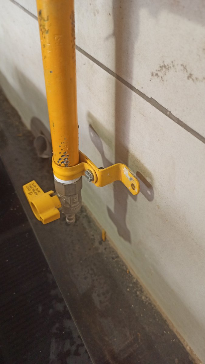 viksraut's tweet photo. @Adani_Gas @PetroleumMin @PranavAdani @AdaniOnline Meter 0510029217 NO termination towards the cooktop side incomplete from Adani there are no drilling of screws for U clamp mounted on wall Now you are asking to pay for repair charges for your incomplete job of pipe fitting https://t.co/Vxa8BDL4oO