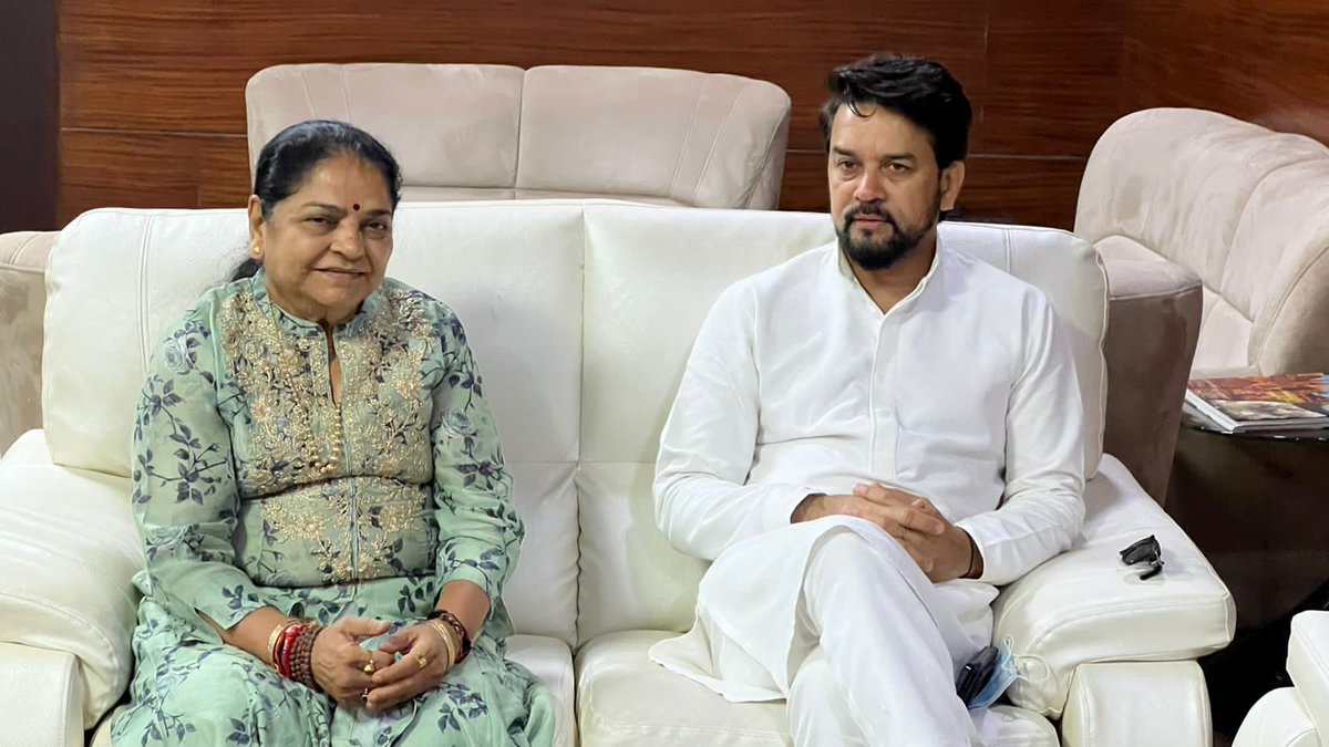 Nimaben_BJP's tweet photo. वाराणसी एरपोर्ट पर केंद्रीय मंत्री श्री @ianuragthakur के साथ मुलाकात हुई। उनके उत्कृष्ठ प्रयासो से किए जा रहें अनेक कार्यों हेतु शुभकामनाएं प्रेषित की। https://t.co/hOBV8FUcfG