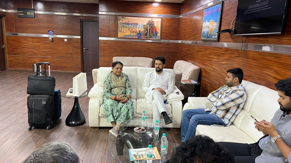 Nimaben_BJP's tweet photo. वाराणसी एरपोर्ट पर केंद्रीय मंत्री श्री @ianuragthakur के साथ मुलाकात हुई। उनके उत्कृष्ठ प्रयासो से किए जा रहें अनेक कार्यों हेतु शुभकामनाएं प्रेषित की। https://t.co/hOBV8FUcfG