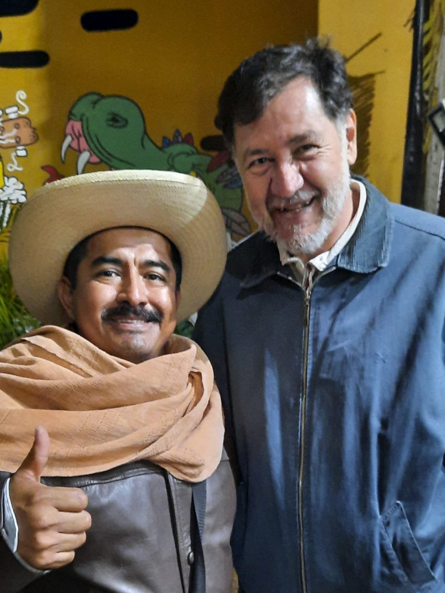 zenenzeferino's tweet photo. ¡Vaya sorpresa! Los caminos se juntaron y nos encontraron. 
Que alegría recibir tu abrazo querido @fernandeznorona  ¡Es mi gallo!
Desde Pátzcuaro las coincidencias.
#ElGiganteDeSanLazaro https://t.co/45Ic2loN9V