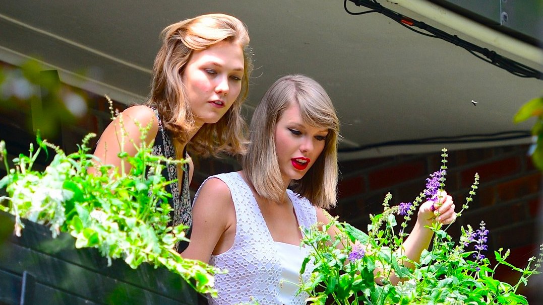 blessedswifty's tweet photo. 8 years ago, today, Taylor Swift visited someone in New York City. https://t.co/UKVp4hXVpL