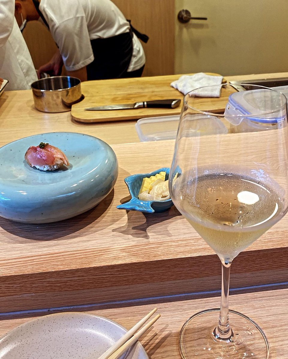 A very chill sushi bar with yummy white winee 🤤❤️