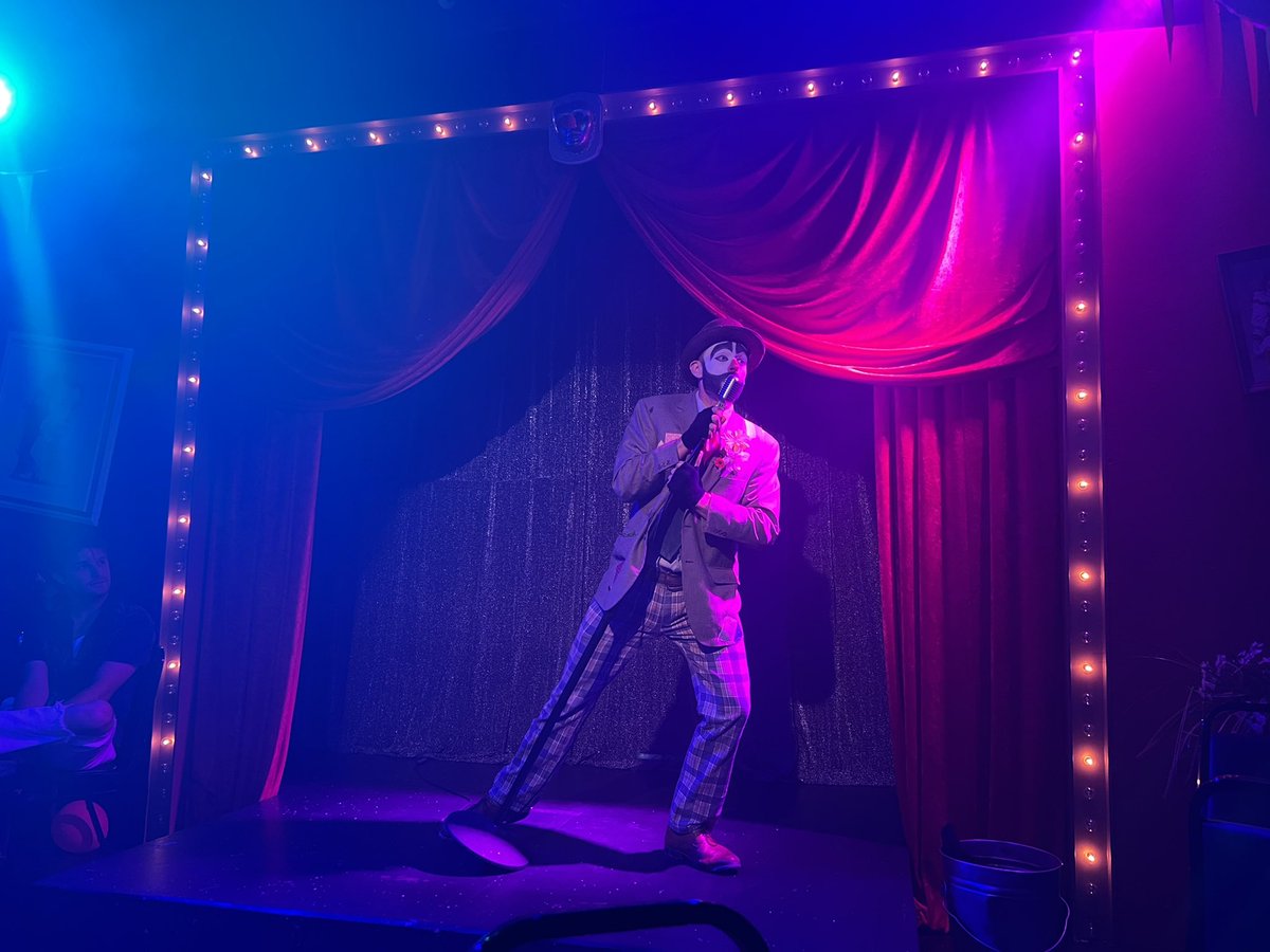johnnykats's tweet photo. The “Clown Bar 2” scene @majesticrep. Took me some time to get there, but so good. Cast kills. Gratuitous glitter. Crooning, bearded clown. Talking mime. “I’m in a box! I can’t get out!” @reviewjournal #RJNow #Vegas https://t.co/a5XceOmqg4