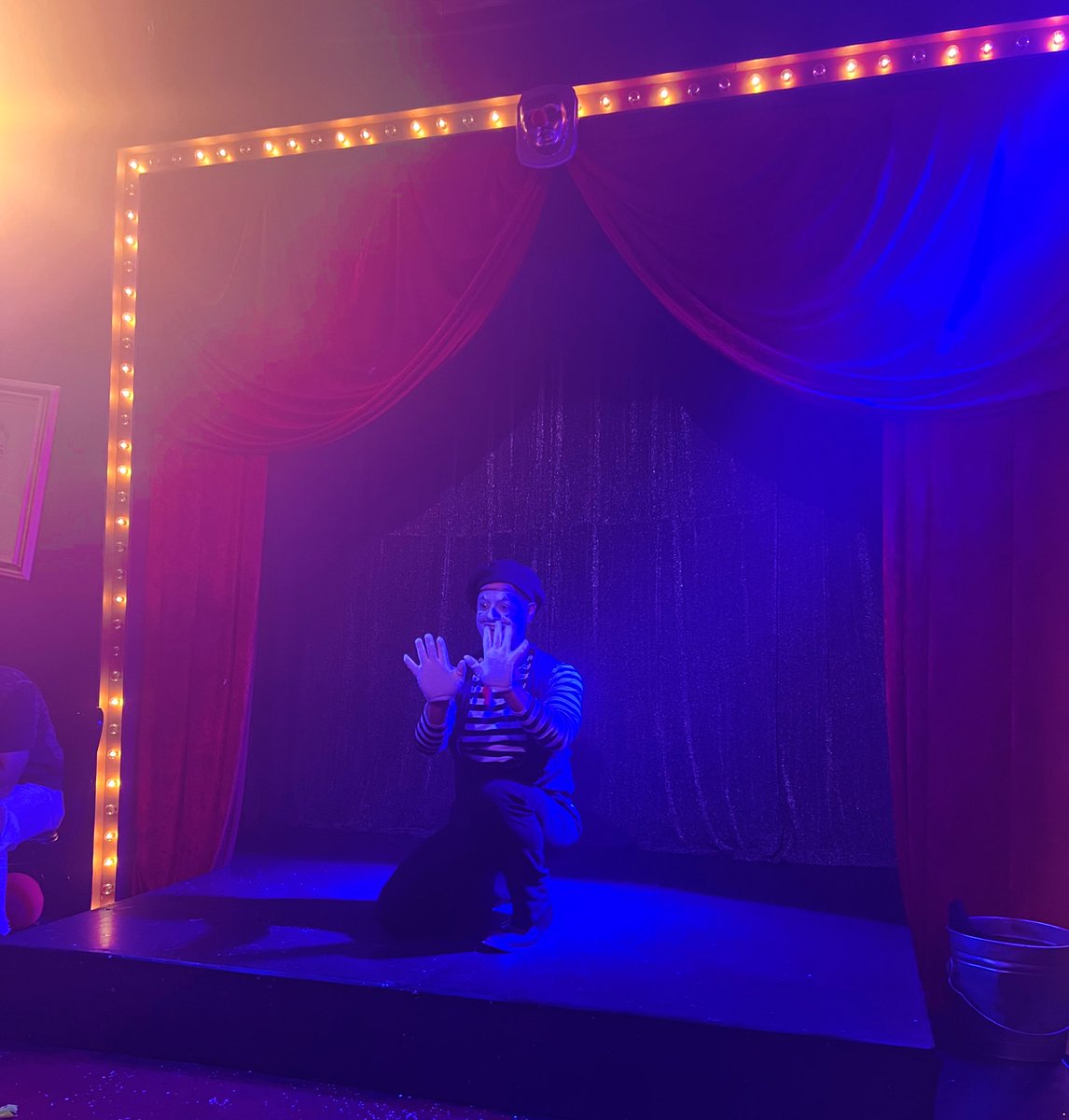 johnnykats's tweet photo. The “Clown Bar 2” scene @majesticrep. Took me some time to get there, but so good. Cast kills. Gratuitous glitter. Crooning, bearded clown. Talking mime. “I’m in a box! I can’t get out!” @reviewjournal #RJNow #Vegas https://t.co/a5XceOmqg4