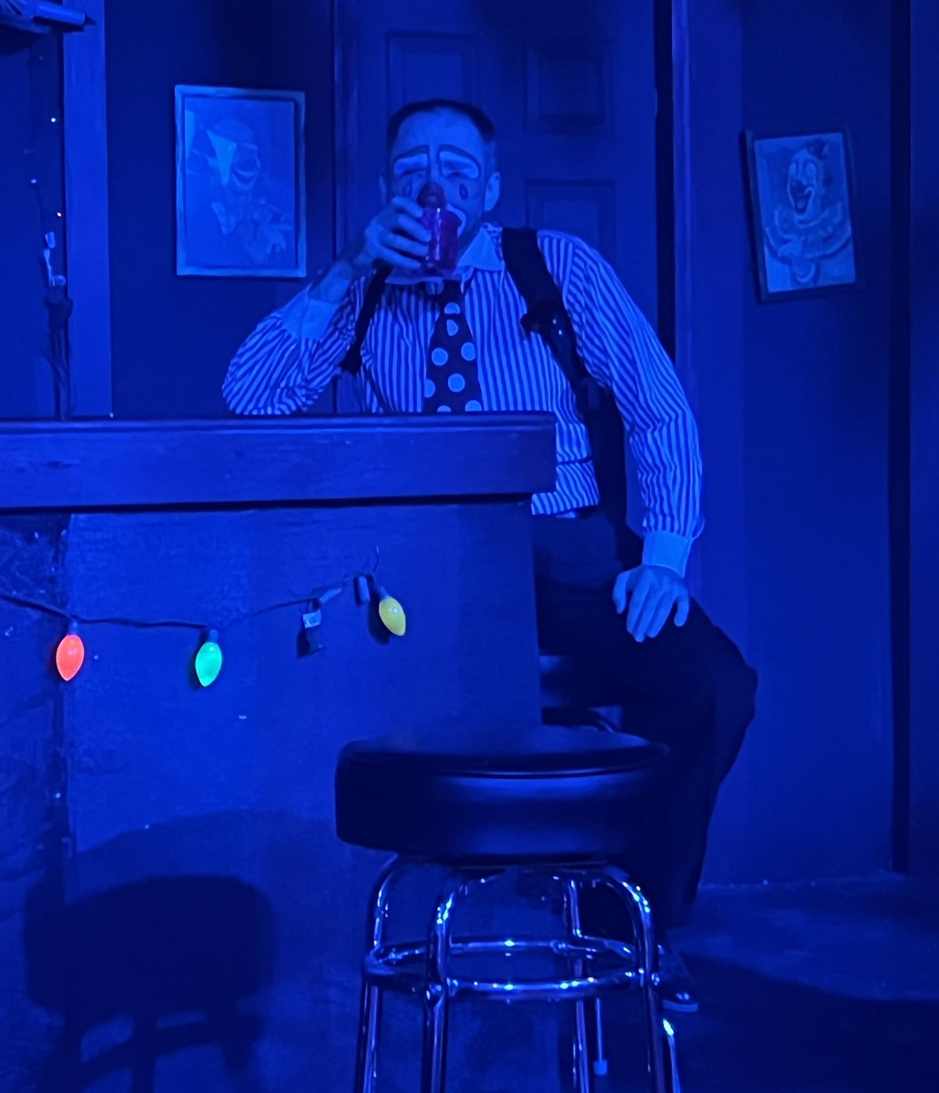 johnnykats's tweet photo. The “Clown Bar 2” scene @majesticrep. Took me some time to get there, but so good. Cast kills. Gratuitous glitter. Crooning, bearded clown. Talking mime. “I’m in a box! I can’t get out!” @reviewjournal #RJNow #Vegas https://t.co/a5XceOmqg4