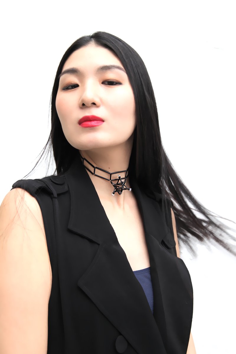 mUIkさんの3D MagicCircle CHOKER。
中心部分が魔法陣を立体化したデザインとなっています。
抜群の世界観で、シンプルなカットソー一枚でもグッとコーディネートが締まります。
先にスワロフスキーが付いているのでこちらの柔らかな輝きも、ハードになり過ぎず全体を調和させる魅力の一つです。