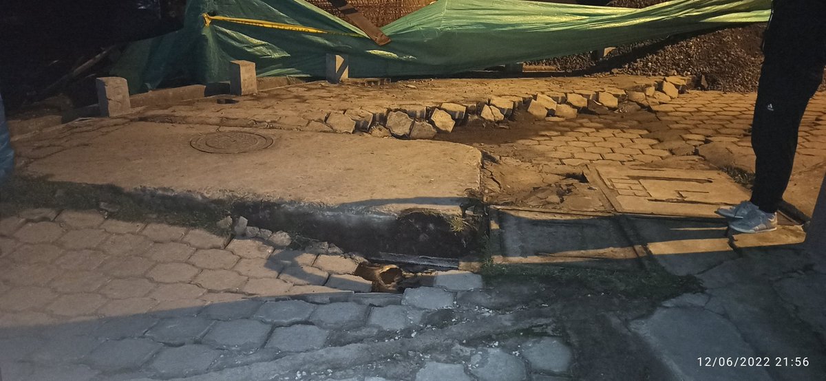 davyossh_8's tweet photo. Emergencia!!! Se necesita ayuda en Monserrate se está socavando la calle frente al conjunto Vida Nueva II, esto es en la calle Juan Bautista Aguirre y Mariano Aguilera atención @aguadequito @ObrasPublicasSV @ObrasPublicasEc @ObrasQuito https://t.co/rDoHk3AG0T