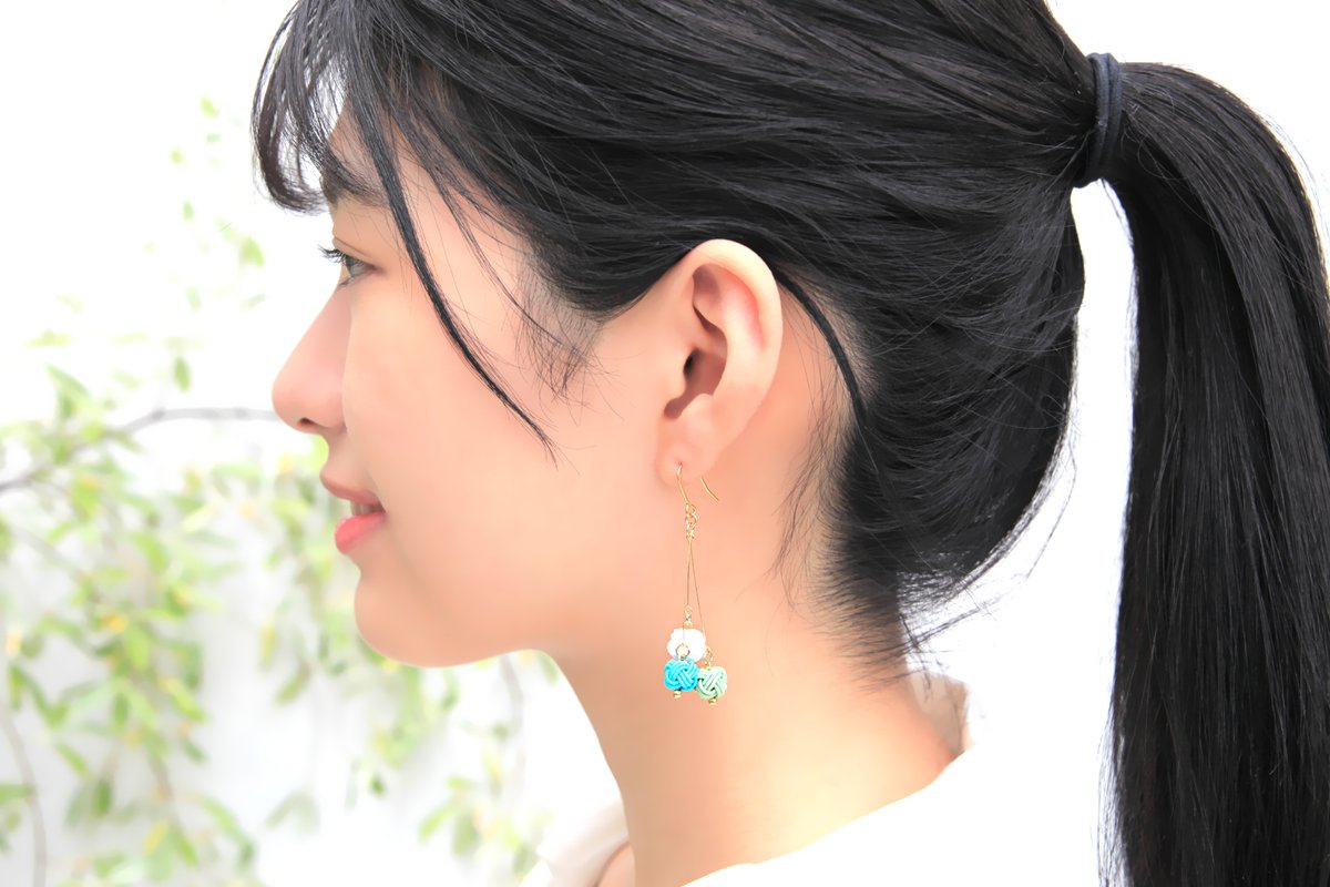 petit chouchouさんの碧葉ピアス。

夏にピッタリな爽やか色味で揃えたアクセサリー。

センス良くまとめられたブーケのようで、まるで小さなアートのよう。
モデル
<a href="/tayuramomo/">たゆら もも</a>
arne掲載商品
arne-net.com/accessory/4124/