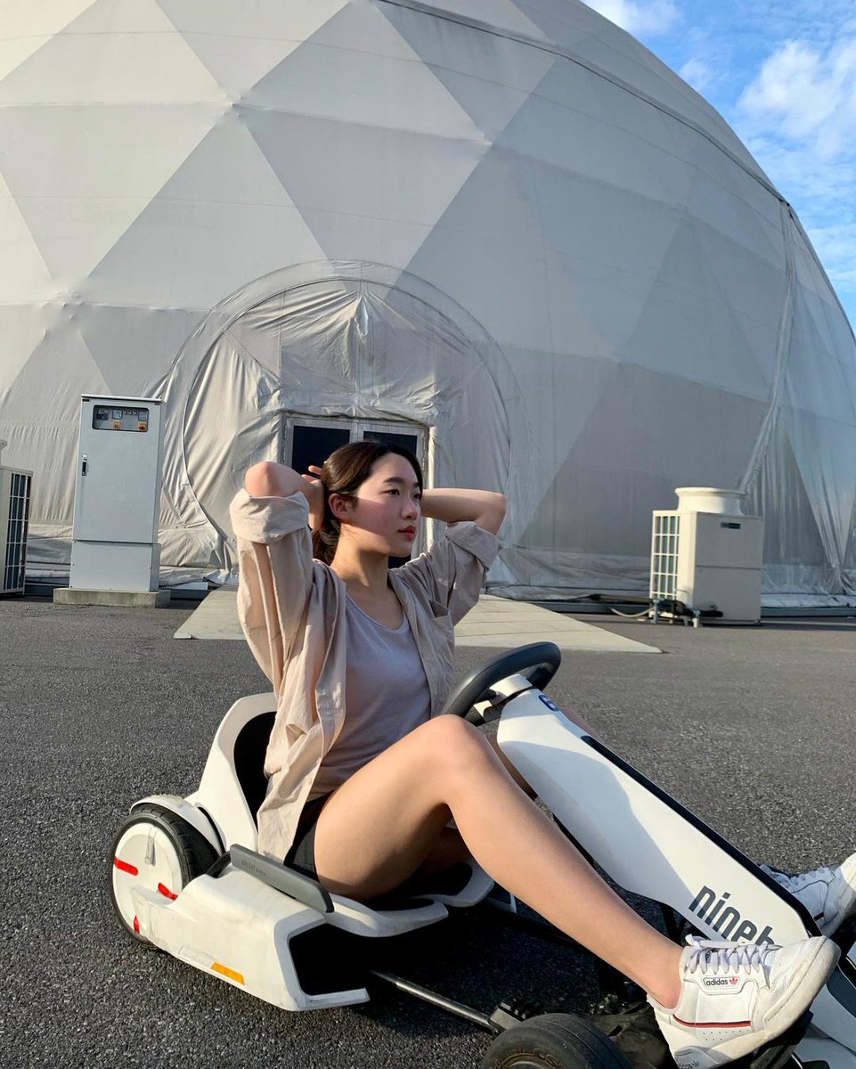 Gonna tie my hair, its disturbing😂