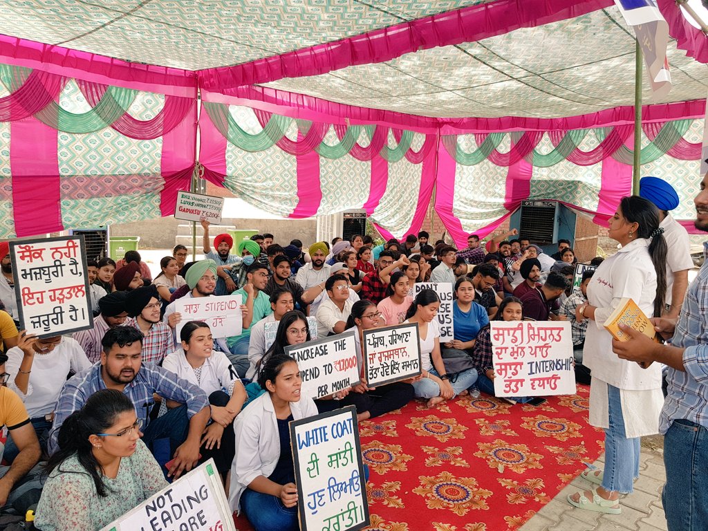 Day8 of protest for hike in stipend from 6200/- to 17000/-
(At 45°C)  #IncreaseInternshipAllowance #Gadvasustudentsonstrike #Gadvasuvetunion
 <a href="/KuldeepSinghAAP/">Kuldeep Singh Dhaliwal</a> <a href="/avenuprasad1963/">A. Venu Prasad</a> <a href="/BhagwantMann/">Bhagwant Mann</a> <a href="/PunjabGovtIndia/">Government of Punjab</a> <a href="/AAPPunjab/">AAP Punjab</a> <a href="/HarpalCheemaMLA/">Adv Harpal Singh Cheema</a>