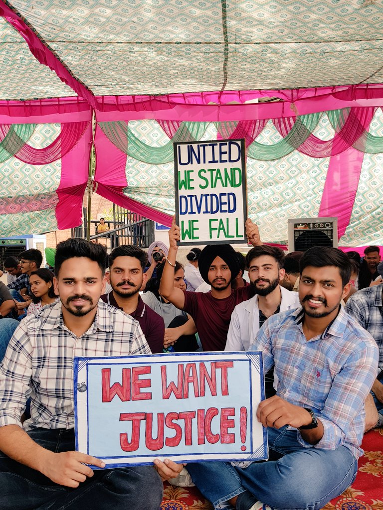 GadvasuVetUnion's tweet photo. Day8 of protest for hike in stipend from 6200/- to 17000/-
(At 45°C)  #IncreaseInternshipAllowance #Gadvasustudentsonstrike #Gadvasuvetunion
 @KuldeepSinghAAP @avenuprasad1963 @BhagwantMann @PunjabGovtIndia @AAPPunjab @HarpalCheemaMLA https://t.co/7UvdFtQJml