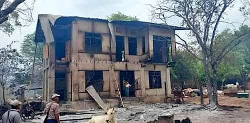 IrrawaddyNews's tweet photo. More than 200 of 250 houses were burnt down in Chaung Meeto Village in Sagaing Region’s Wetlet Township when some 60 junta troops raided the village on June 9. A woman, 80, was injured and some 2,000 residents of six villages fled their homes. (Photo: CJ) #WhatsHappeningInMyanmar https://t.co/riAJ8IY29K