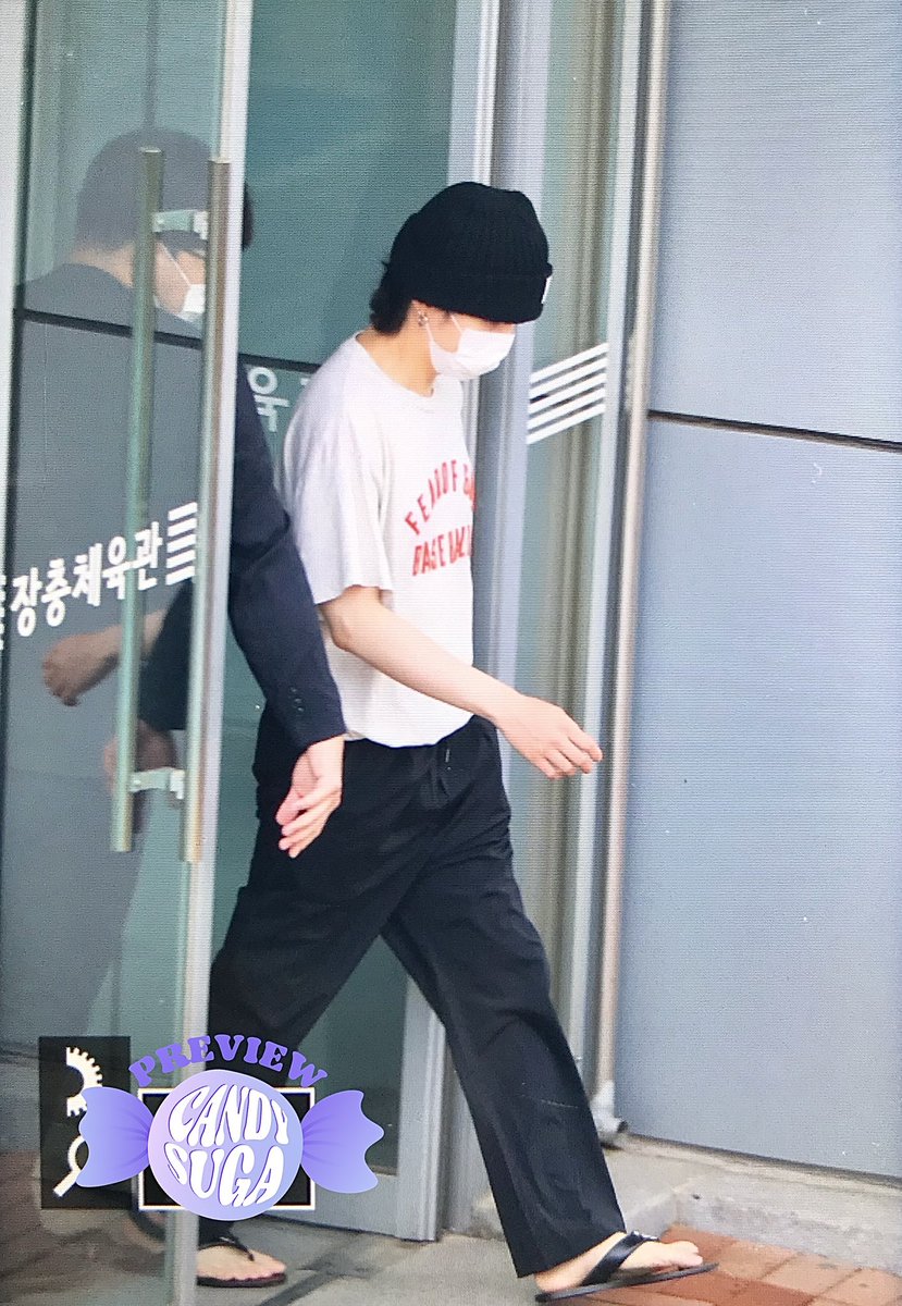 candySUGA309's tweet photo. [PREVIEW] 220613 엠카 출근

울윤기 중간 외출했네 🥹😍

#SUGA #슈가 #민윤기
#BTS #방탄소년단 @BTS_twt https://t.co/oTShG6eiw5