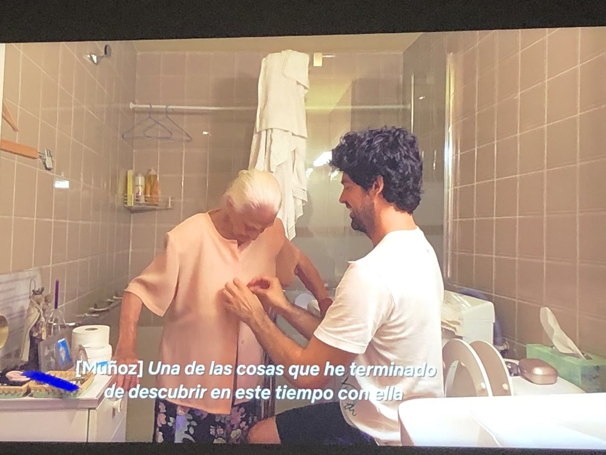 alandazu's tweet photo. Me alegra tanto lo que han hecho aquí ❤️
"Una de las cosas que he terminado de descubrir en este tiempo con ella es lo difícil que es hacerse mayor. El mundo no está diseñado para las #PersonasMayores que no pueden ser autosuficientes"
#100DiasConLaTata
#CuarenTata https://t.co/rabpSzcYOL