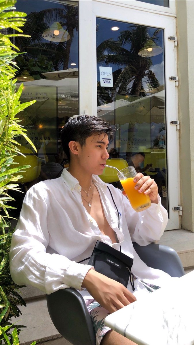 arawhoop's tweet photo. incase u forgot, these pics of brent exist ^^ https://t.co/6RwsiUdybD