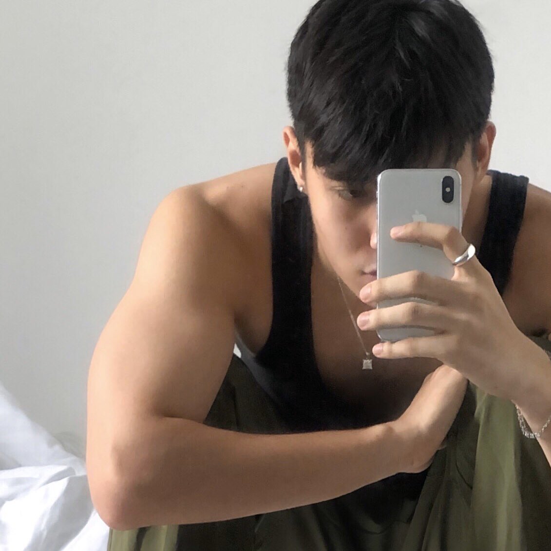 arawhoop's tweet photo. incase u forgot, these pics of brent exist ^^ https://t.co/6RwsiUdybD