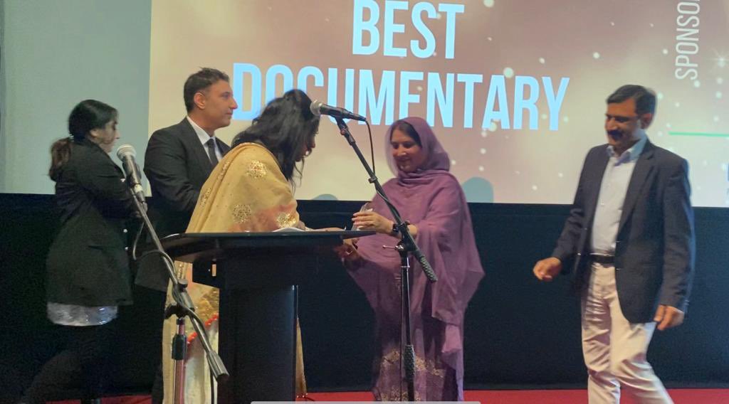 ZiauddinY's tweet photo. It was an honour to receive,the best documentary award for”Out Swing”on behalf of @SamarMinallahKh 
#OutSwing is a real life story of an incredible sport activist Sir Akhter &amp;  the displaced but resilient Pakhtun girls.
It gives a hope for change.
#DesiblitzFilmFusionFestival2022 https://t.co/t3Ezbk5d8h