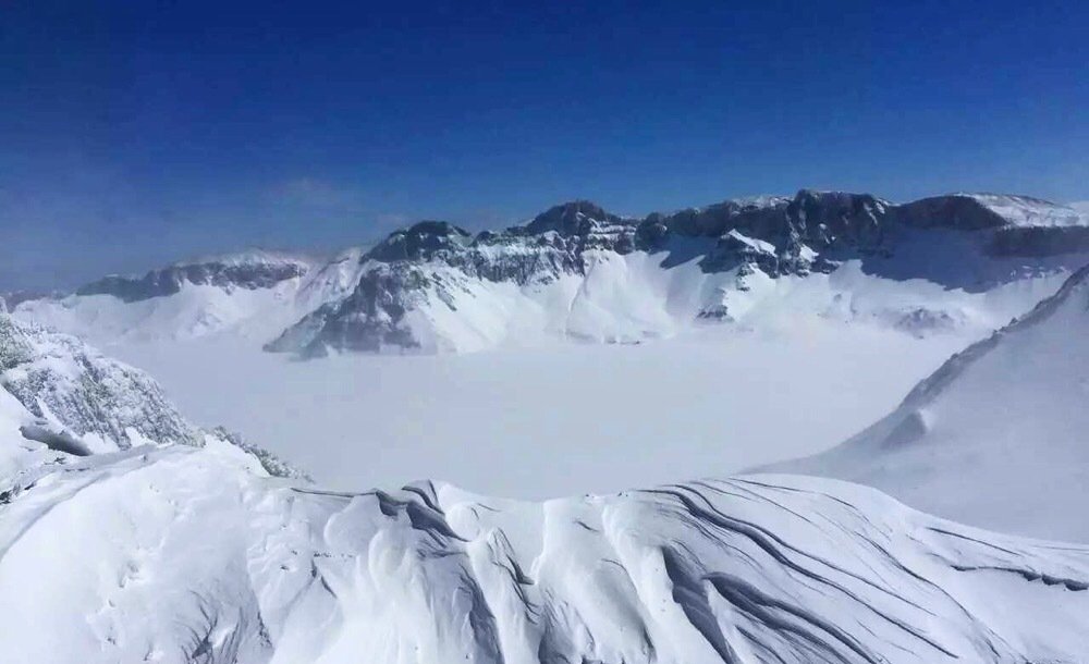 bluewha101's tweet photo. endless snow mountain #travel https://t.co/Et1u0COVBY