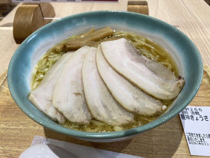 道の駅かさま 活龍のラーメン。
太麺で喜多方ラーメンっぽい汁があっさりしてて好きな味のやつだわ 