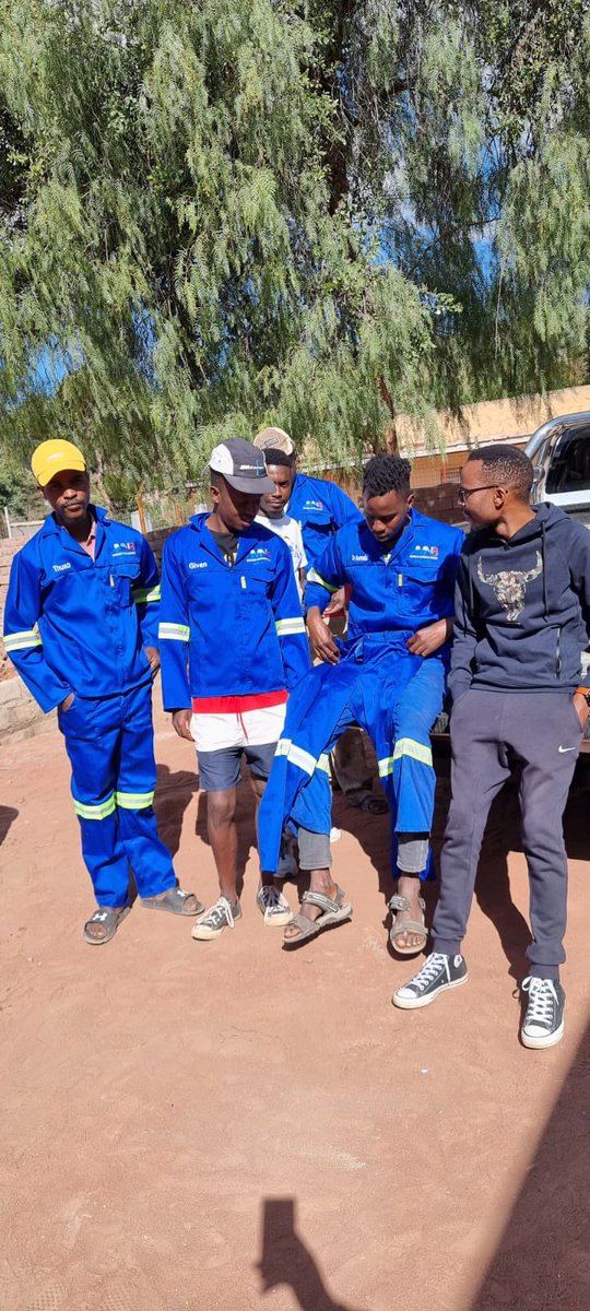Ndi_Muvenda_'s tweet photo. @CyrilRamaphosa Hi Mr President I am 24 Years Old Graduate From SA i have decided to help Government with job creation currently we have 4 employees,,,we make quality bricks 🧱 we now have everything but ku short delivery truck  🙏🏼

Can you please bless us with a truck https://t.co/FGjEsaD7aI