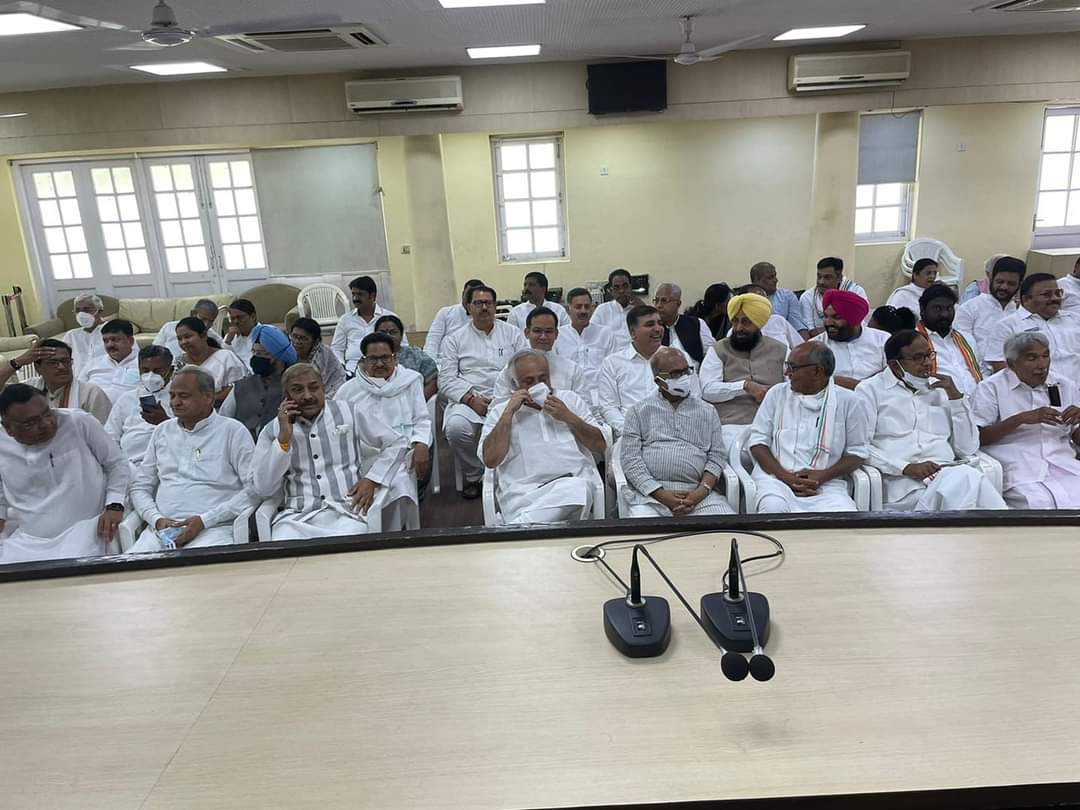 Along with Senior leaders of <a href="/INCIndia/">Congress</a> and CWC members gather at AICC HQ.

#IndiaWithRahulGandhi