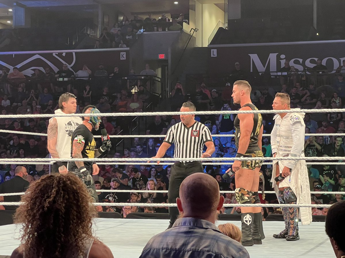 GideonGirl10's tweet photo. @reymysterio telling @mikethemiz how it is. #WWESpringfield https://t.co/va4GHne14G