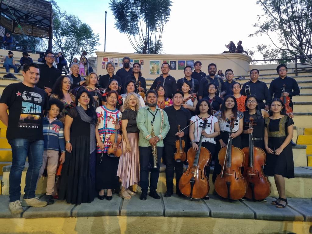 silviamartell's tweet photo. Fabulosa Camerata creada a partir de la unión de  musicos oaxaqueños, que se unieron para dar un concierto, para una noble causa: ayudar a nuestros hermanos de la costo que han sido golpeados por el huracán Agatha. Tendremos más eventos, ésto es solo el comienzo. https://t.co/BZAOZzsbdq