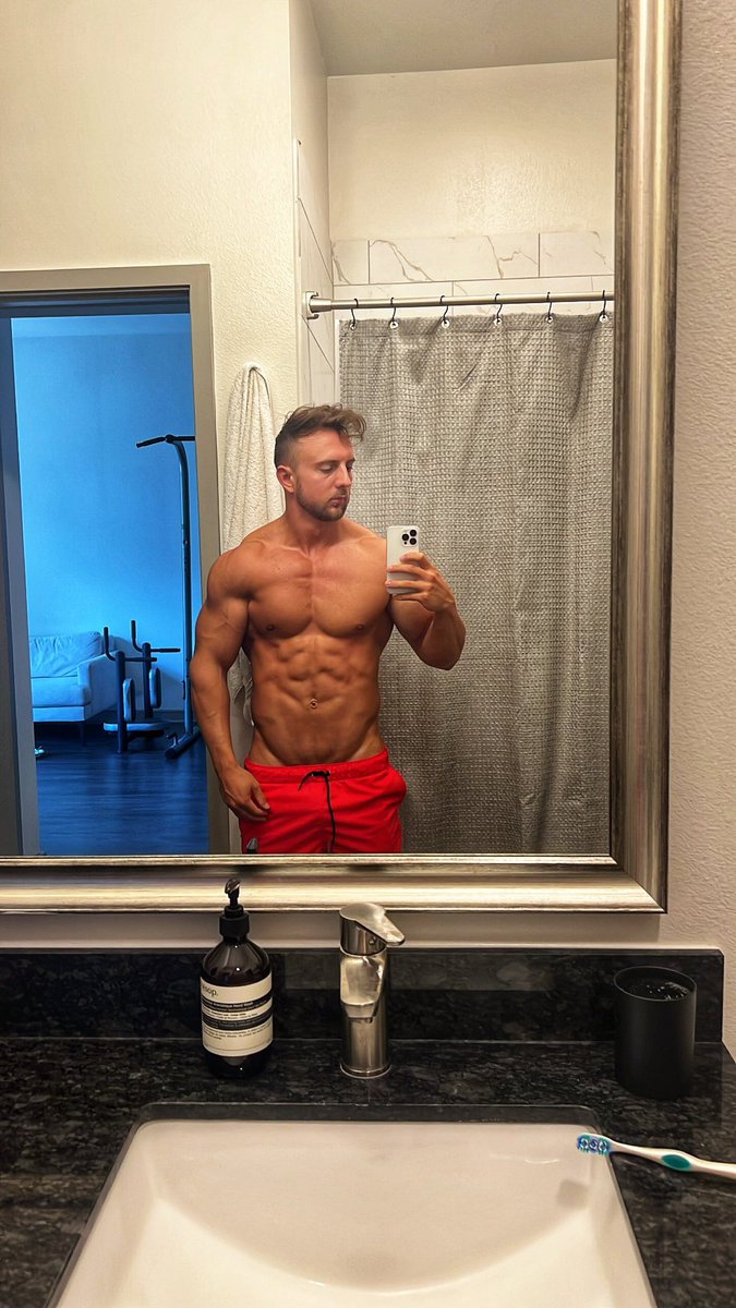 miles__alex's tweet photo. Woke up like this https://t.co/AoEsyQnH0v