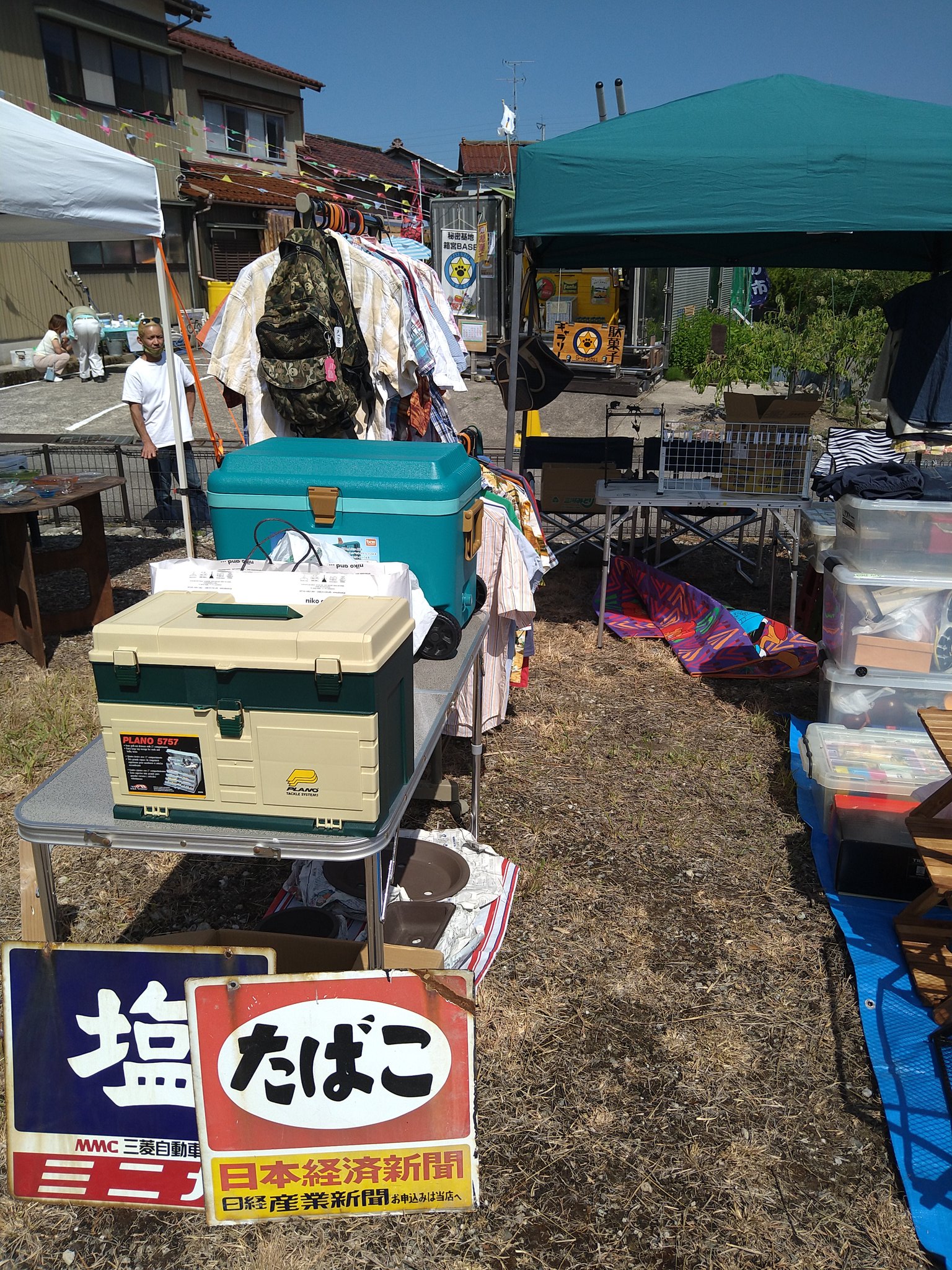 تويتر 駄菓子 ギャラリー 箱宮base على تويتر イベント開催にあたって空き地 駐車場を貸して下さったチヨダオートウェーブ様が無くては実現する事は出来ない事でした 空き地の草刈りに早朝から手伝いに来てくれた仲間 チラシを作ってくれた仲間 宣伝のお手伝いをし