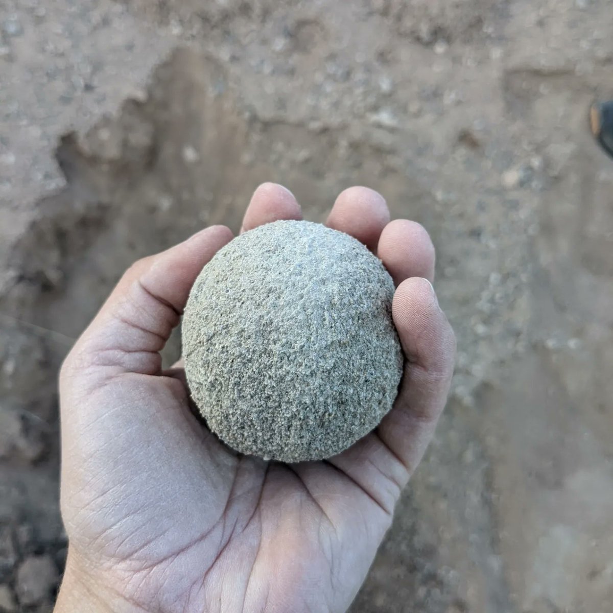 ifDiscswereRock's tweet photo. Nice to be back doing field work in Colorado! Also never seen a perfect sand stone ball. #rocks https://t.co/X91MZtyqDk