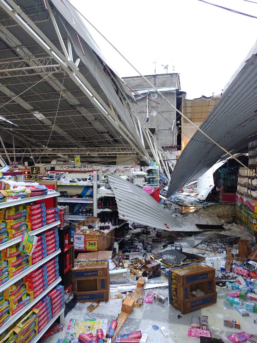 israellorenzana's tweet photo. #ATENCION Se derrumbó el techo de una tienda de autoservicio ubicada en avenida revolución en la zona de Mixcoac, fue por el peso del granizo que se cayó, no reportan personas lesionadas. Laboran los servicios de emergencia #CDMX https://t.co/5eCIrXw6yW