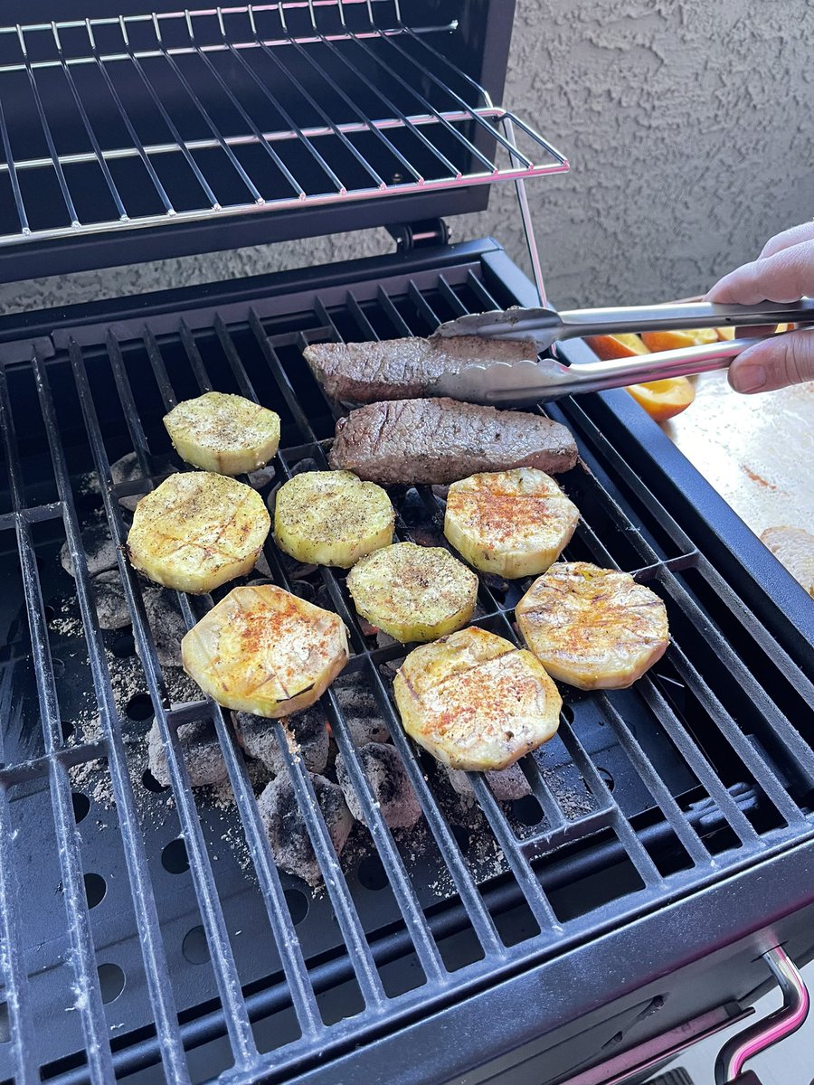 savoryseekers's tweet photo. How else to close out a week other than a damn good meal fired on the grill? Steak Caesar salad w/ extra bits 
🥗🍞🍆🍑🥩 #hotgrillsummer https://t.co/ky6MJMUX9J