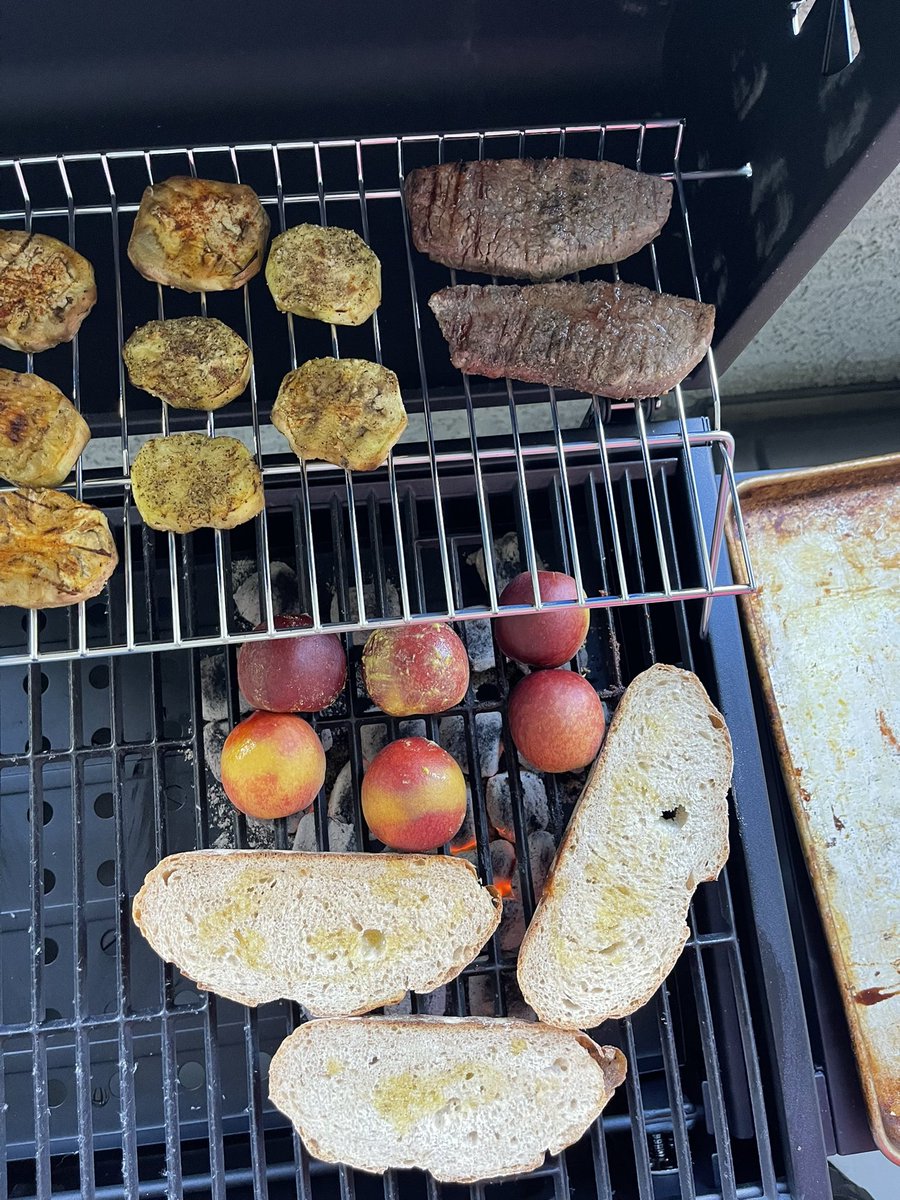 savoryseekers's tweet photo. How else to close out a week other than a damn good meal fired on the grill? Steak Caesar salad w/ extra bits 
🥗🍞🍆🍑🥩 #hotgrillsummer https://t.co/ky6MJMUX9J
